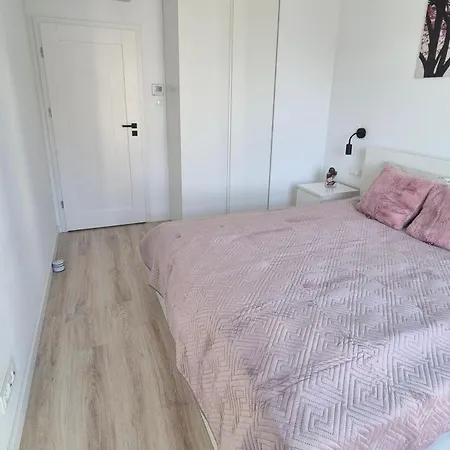 Towarowa 39 Tokio Apartment, Free Parking, Air-conditioning, Self Check-in 24h Apartament Poznań